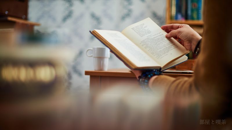 持ち運びに便利な折りたたみの読書椅子 持ち運びに便利な折りたたみの読書椅子